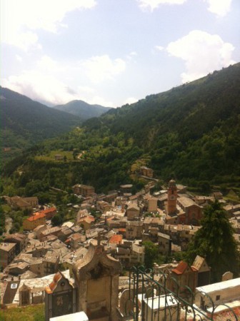 Den gamla delen av byn. Lägenheten ligger i huset till vänster om kyrktornet